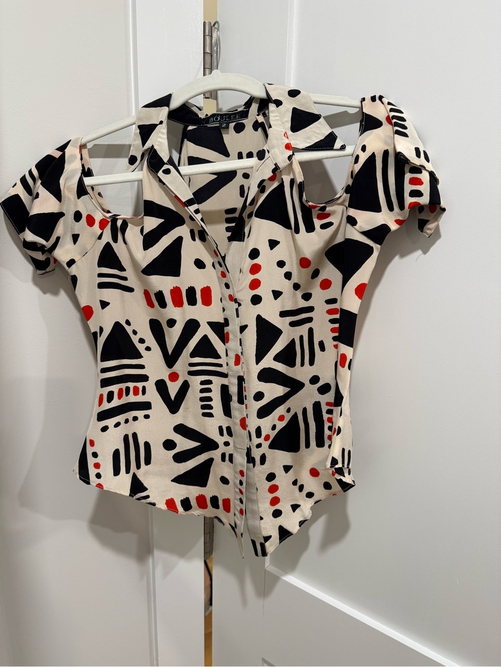 Cold-Shoulder Abstract Print Blouse in Ivory, Black & Red